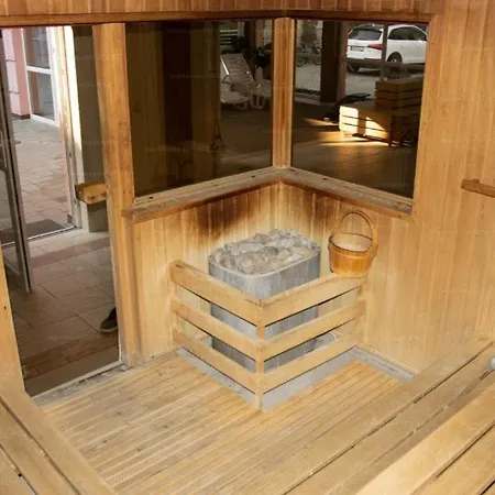 Lägenhet Gold Wellness Apartman
